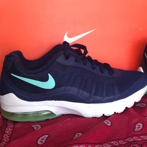 Nike Women’s Air Max Invigor SE